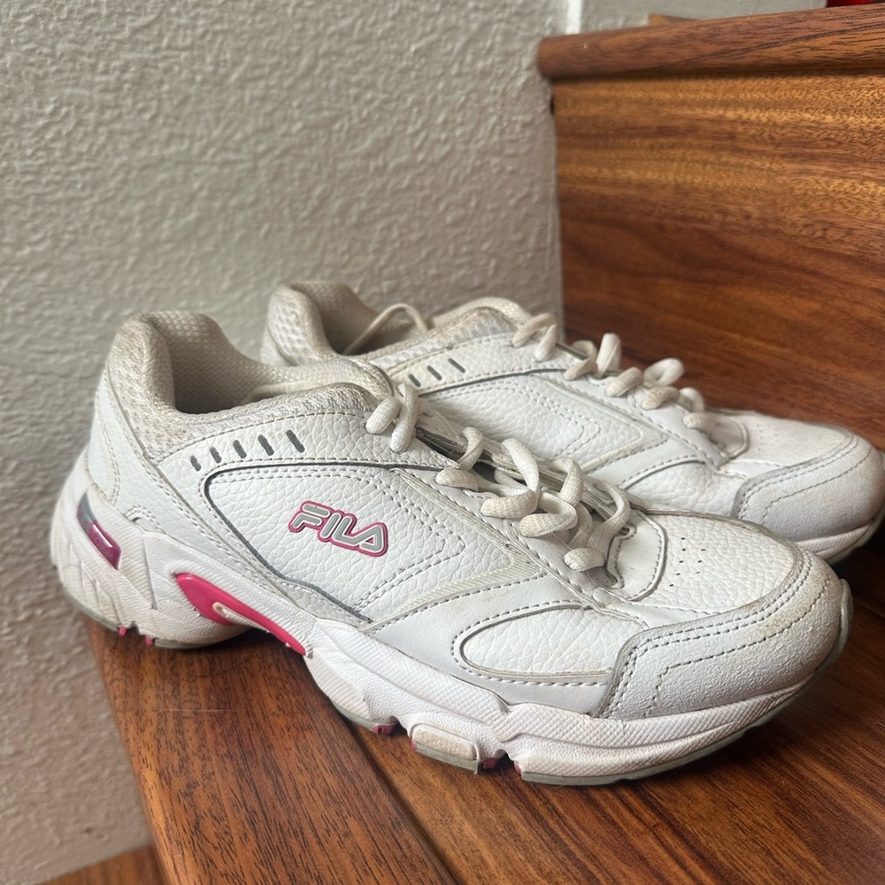 FILA Women’s Size 7 White & Pink Logo Chunky Sneakers